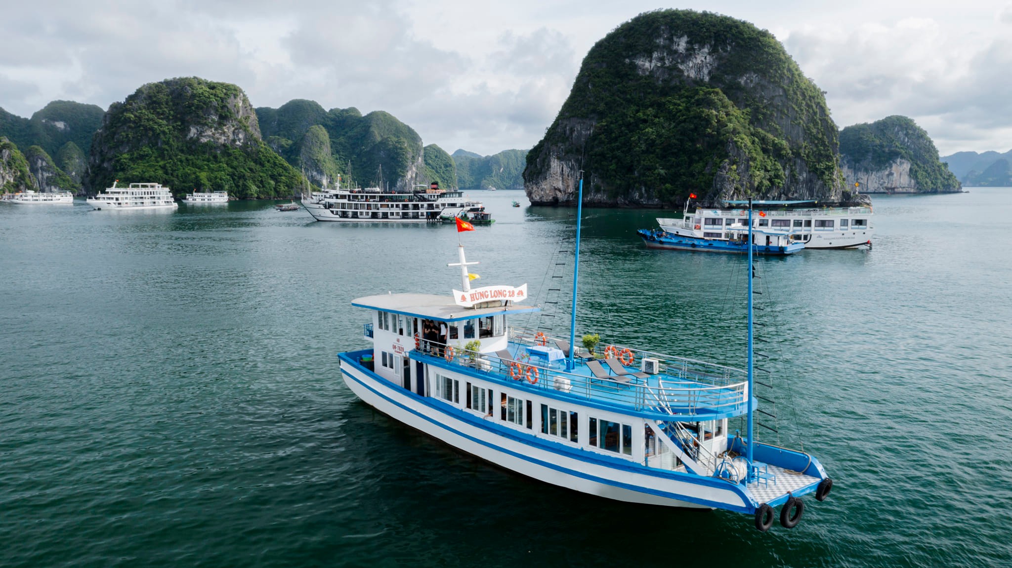 Tàu Thăm Quan Vịnh Hạ Long Trong Ngày